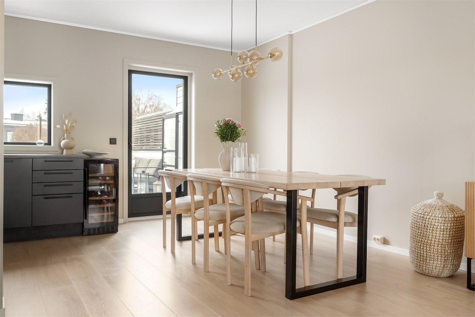 Døren fra spisestuen åpner opp til en av boligens to uteplasser, som totalt utgjør 42 m².