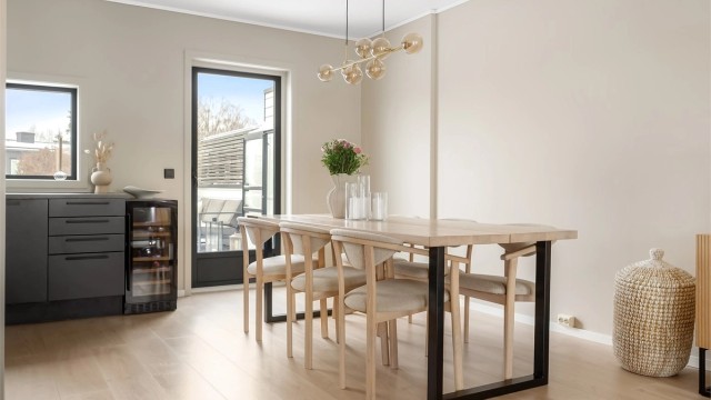 Døren fra spisestuen åpner opp til en av boligens to uteplasser, som totalt utgjør 42 m².