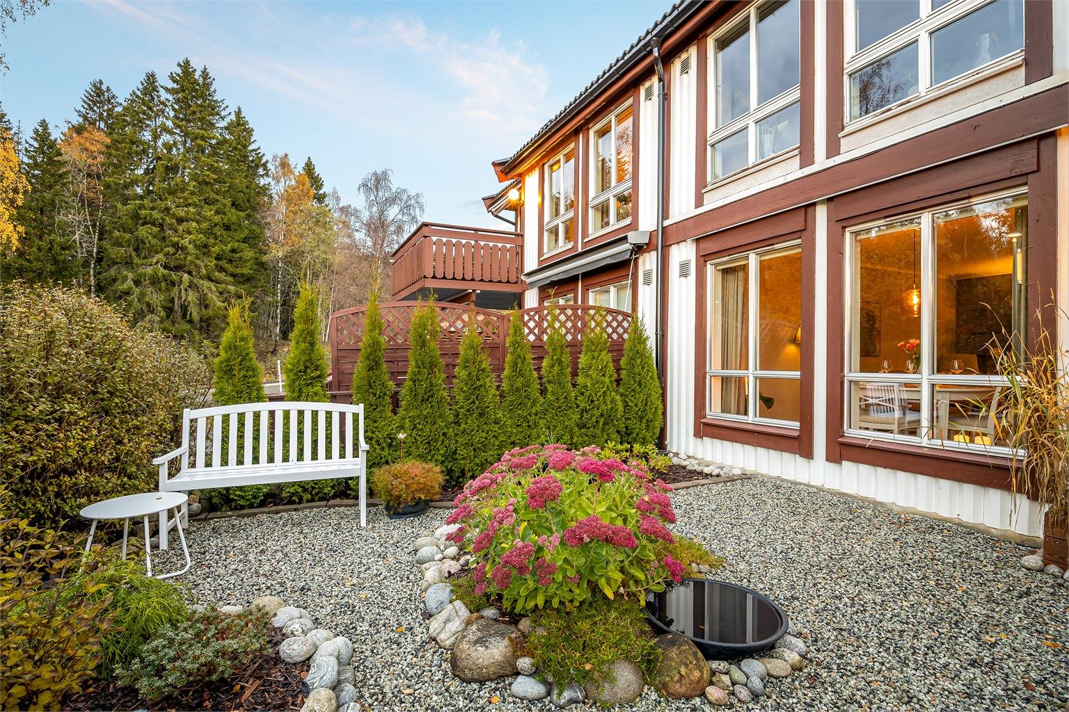 Uteplassen har gode solforhold (midtsommerstid) iflg. selger.