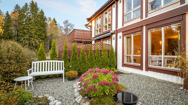 Uteplassen har gode solforhold (midtsommerstid) iflg. selger.