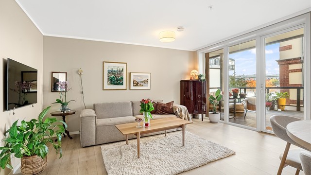 Det er god plass til både sofa- og spisegruppe i stuen.