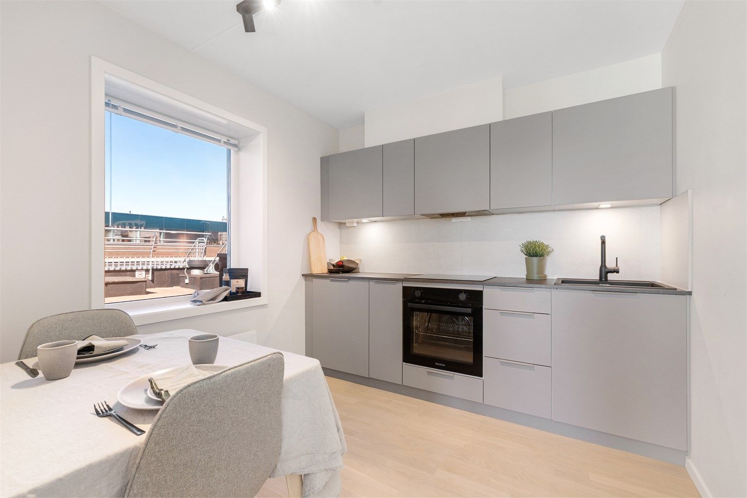 Hybelen har et eget, fullt utstyrt kjøkken, også dette nytt i 2024, med integrert stekeovn og platetopp.