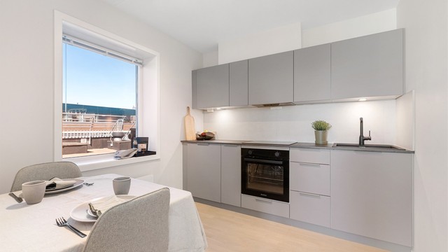 Hybelen har et eget, fullt utstyrt kjøkken, også dette nytt i 2024, med integrert stekeovn og platetopp.