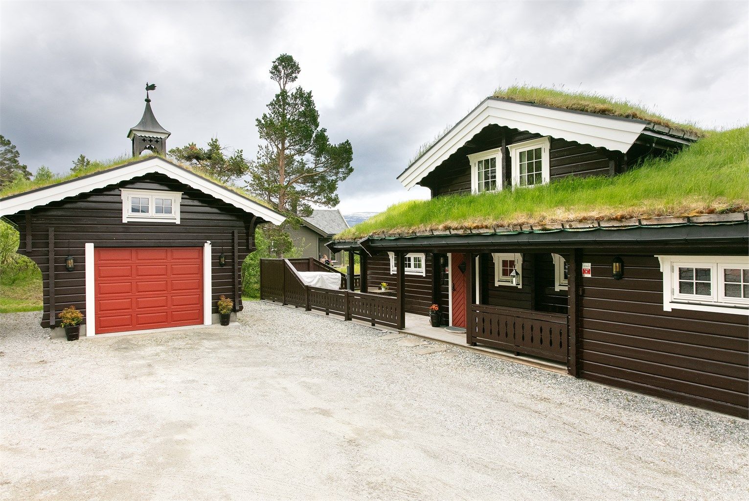 Romslig, gruset gårdsplass med god plass til parkering for flere biler.