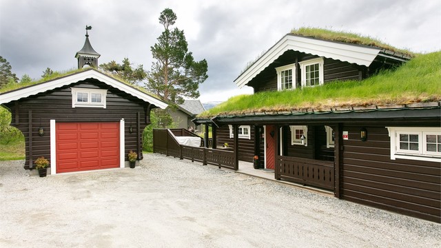 Romslig, gruset gårdsplass med god plass til parkering for flere biler.