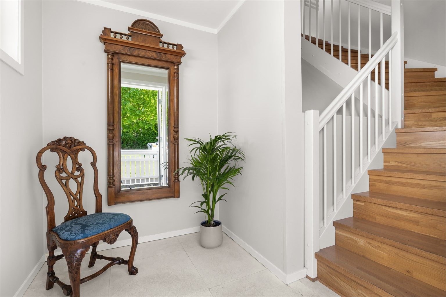 Eget inngangsparti i 1. etasje til entréen som har gulvvarme og plass til garderobeskap