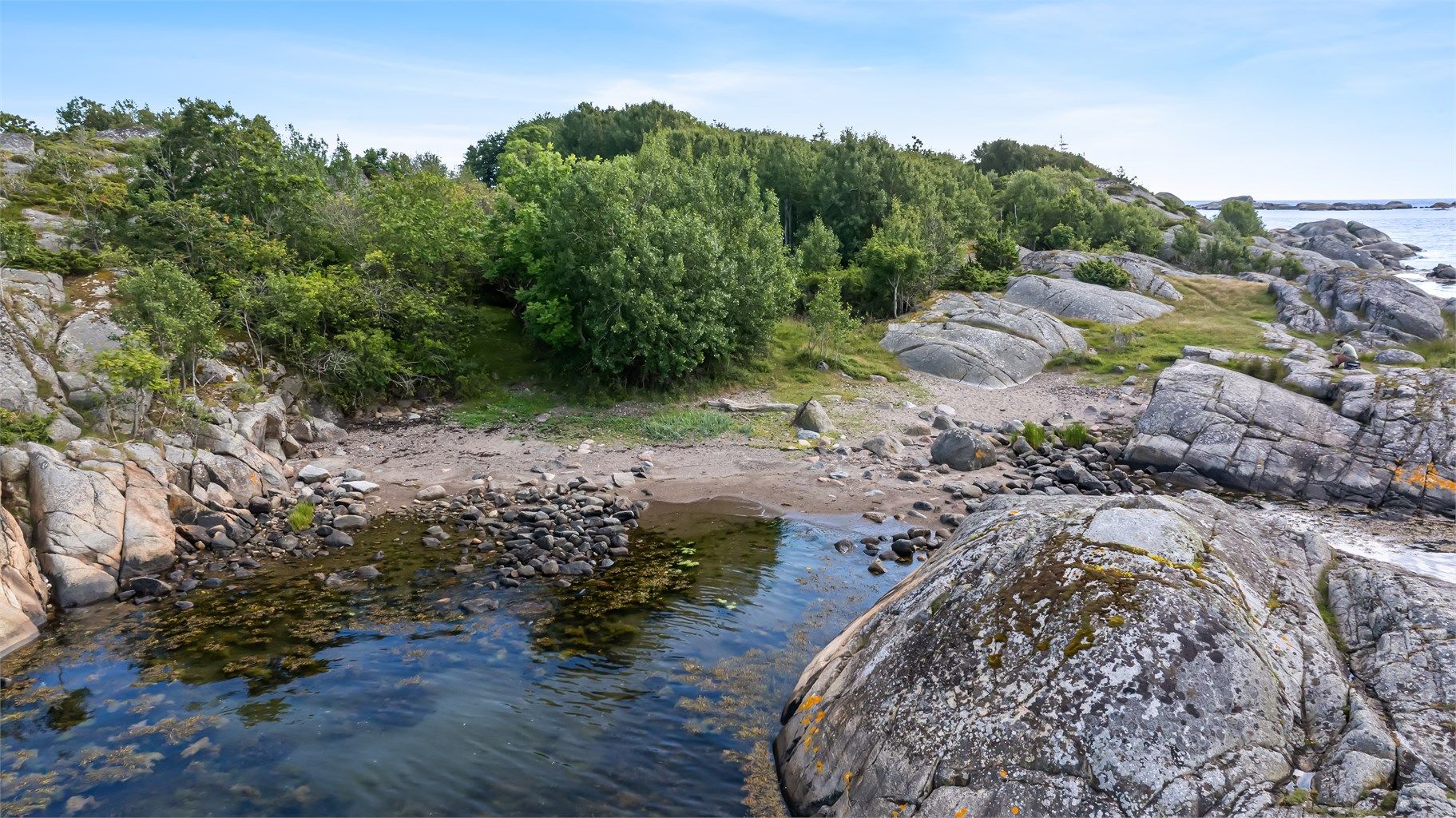 Videre er det flere flotte badeplasser på øya. Enten du foretrekker strand eller svaberg.