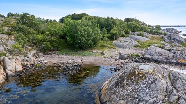 Videre er det flere flotte badeplasser på øya. Enten du foretrekker strand eller svaberg.