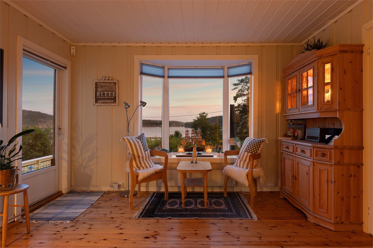 I stuen er det like flott utsikt sjøutsikt som på terrassen utenfor.