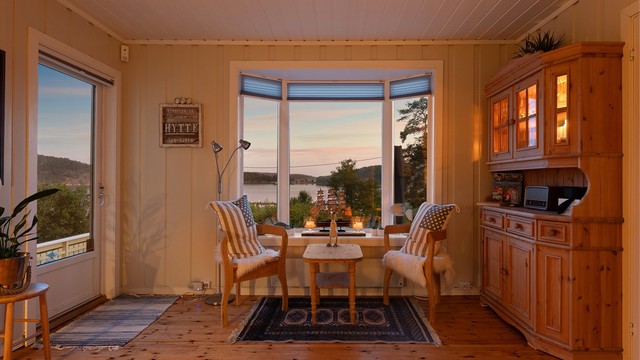 I stuen er det like flott utsikt sjøutsikt som på terrassen utenfor.