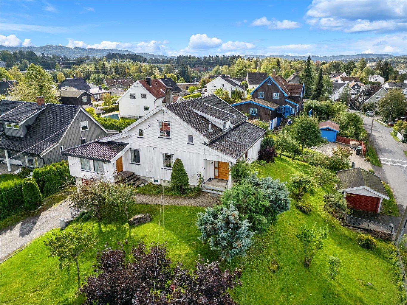 En unik eiendom med sol fra morgen til kveld. God avstand til naboene med tomt på 1073 kvm.