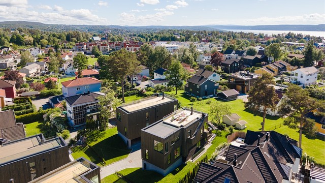 Eiendommen ligger solrikt til på et lite høydedrag, i andre husrekke fra vei i et populært og trafikkskjermet villaområde sentralt på Nordstrand. Lite gjennomfartstrafikk og kun få minutters gange til servicetilbud og kollektivtransport på Sæter