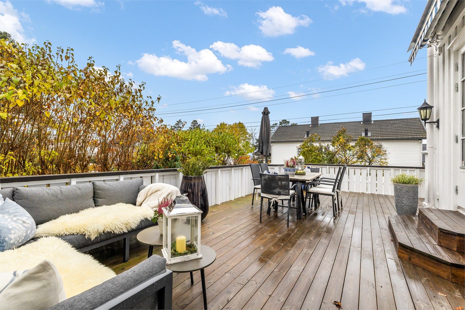 Boligen disponerer egen solrik terrasse og hage