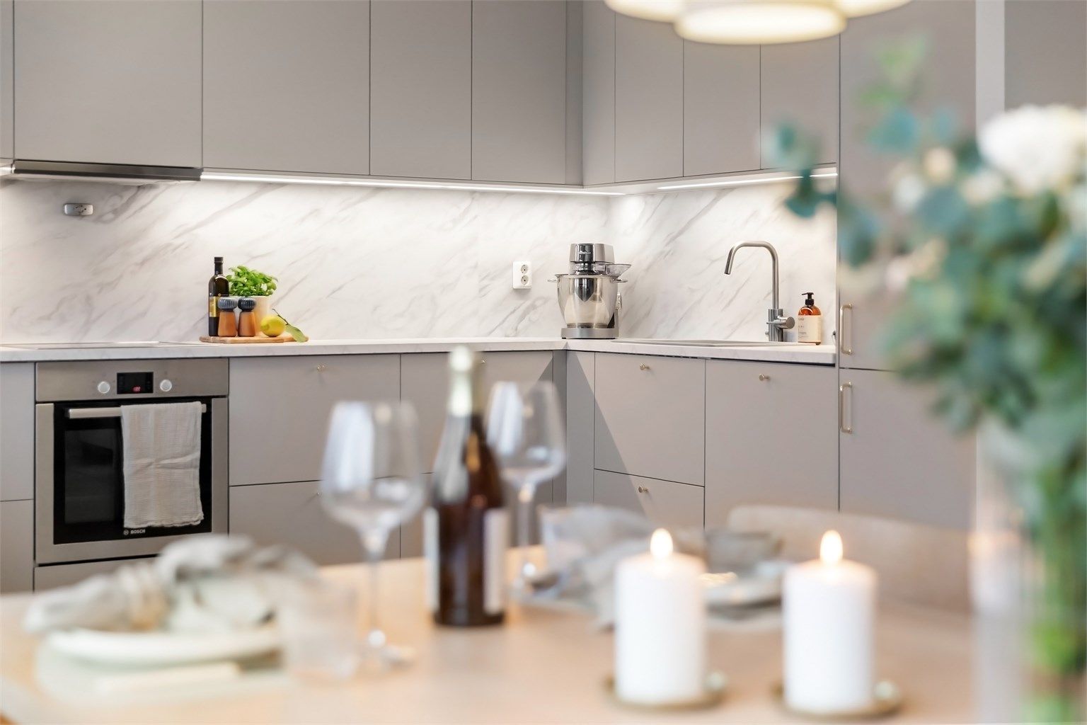 Dette er en meget fin, oppgradert og gjennomgående 3-roms toppleilighet med sentral og attraktiv beliggenhet. Foto:Zovenfra AS