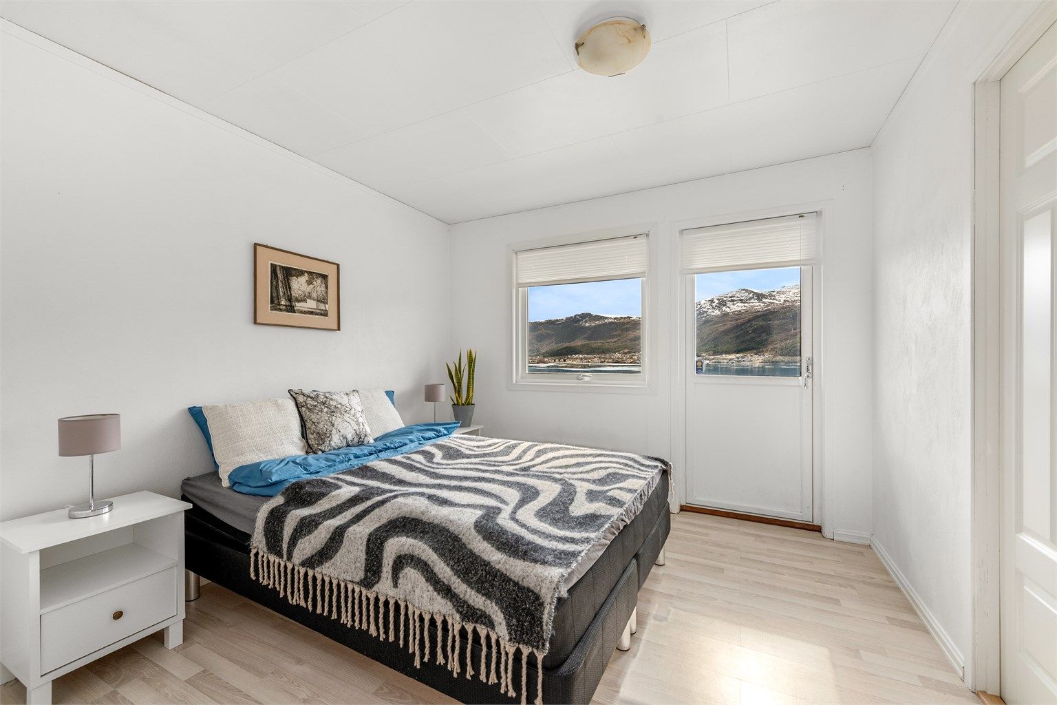 Ett av soverommene i første etasje har direkte utgang til en sørvendt veranda på ca. 9 m².