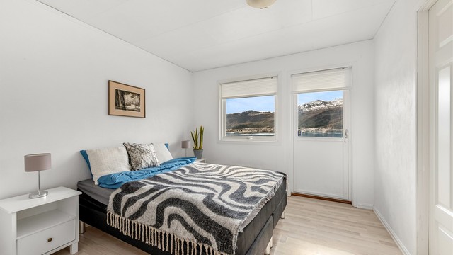 Ett av soverommene i første etasje har direkte utgang til en sørvendt veranda på ca. 9 m².