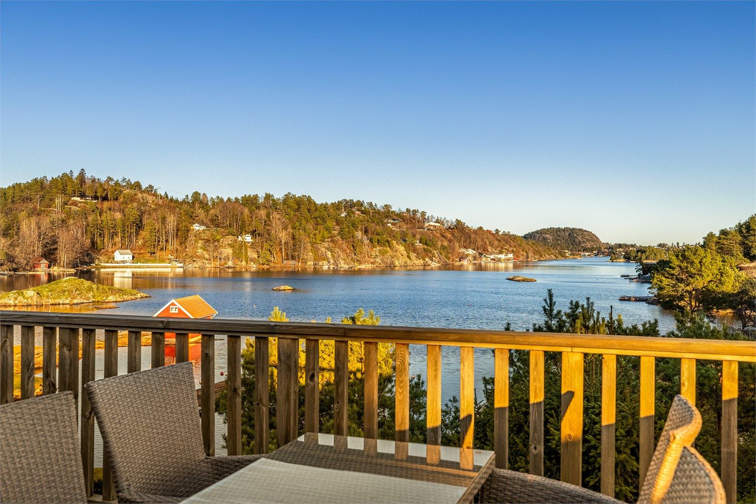 Utsikten fra terrassen er fri og uhindret mot sjøen.