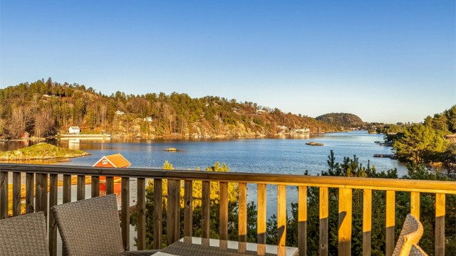 Utsikten fra terrassen er fri og uhindret mot sjøen.