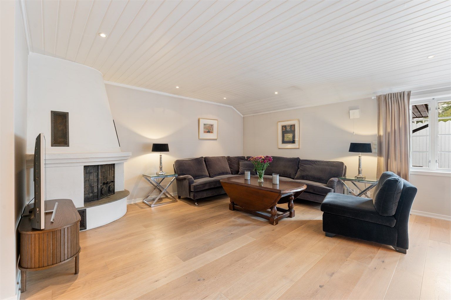 Stuen er romslig og har god plass til både sofagruppe og spisebord.