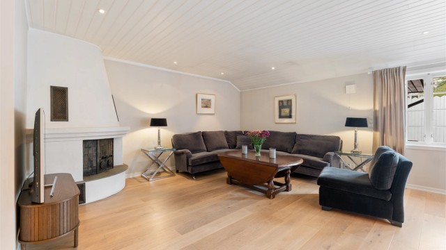 Stuen er romslig og har god plass til både sofagruppe og spisebord.