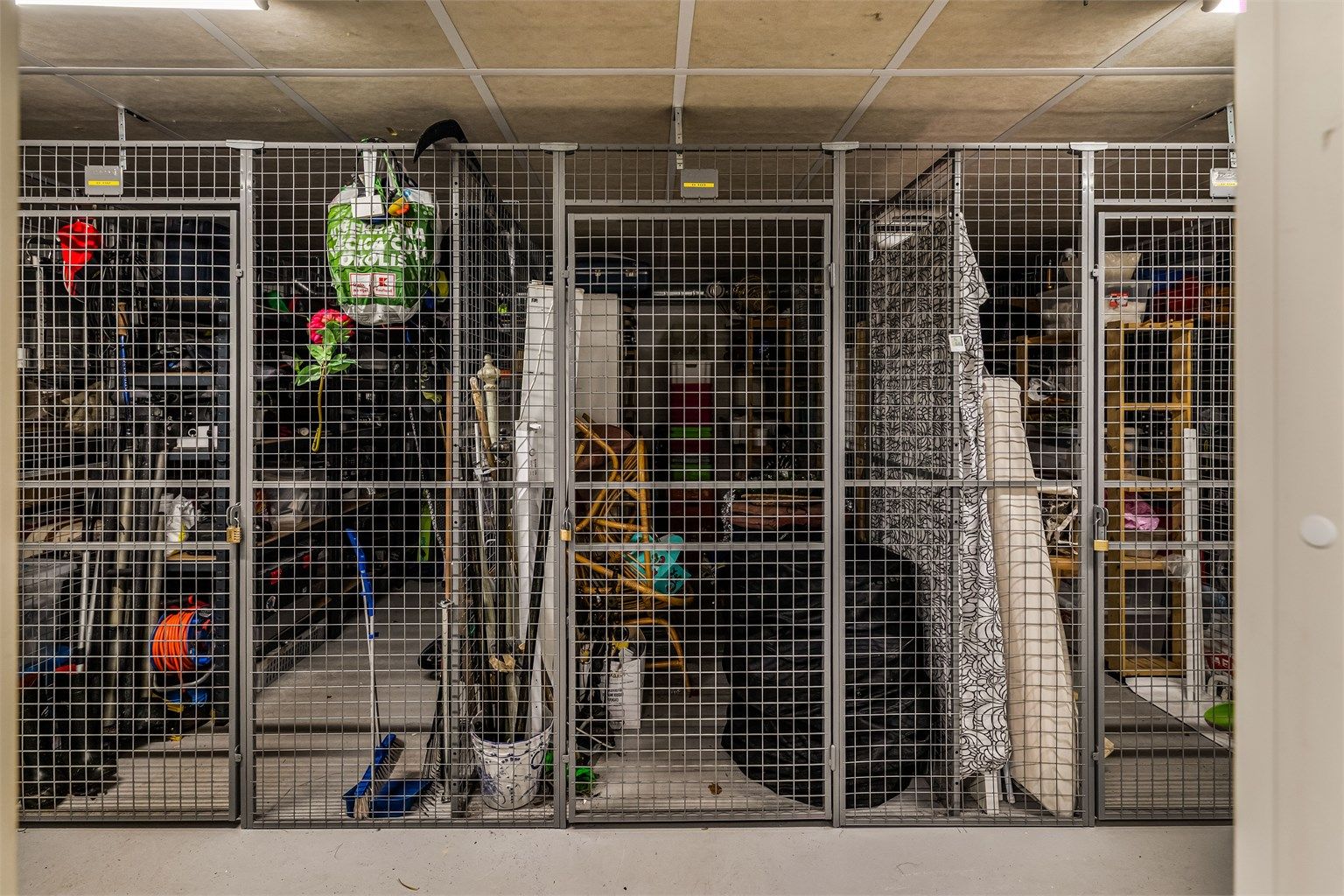 Leiligheten disponerer en ekstern nettingbod i felles bodrom i underetasjen.