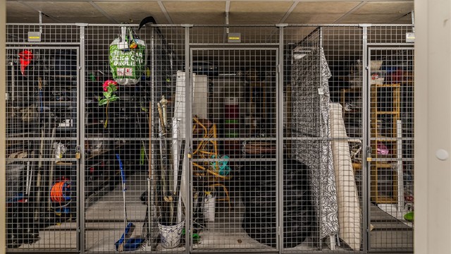 Leiligheten disponerer en ekstern nettingbod i felles bodrom i underetasjen.