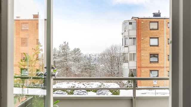 Balkongen har gode solforhold, med sol på ettermiddagen og kvelden.