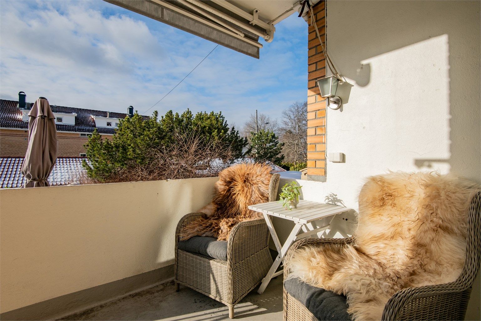 Fra stuen er det utgang til en hyggelig balkong på 5 m², som igjen leder til en stor markterrasse.