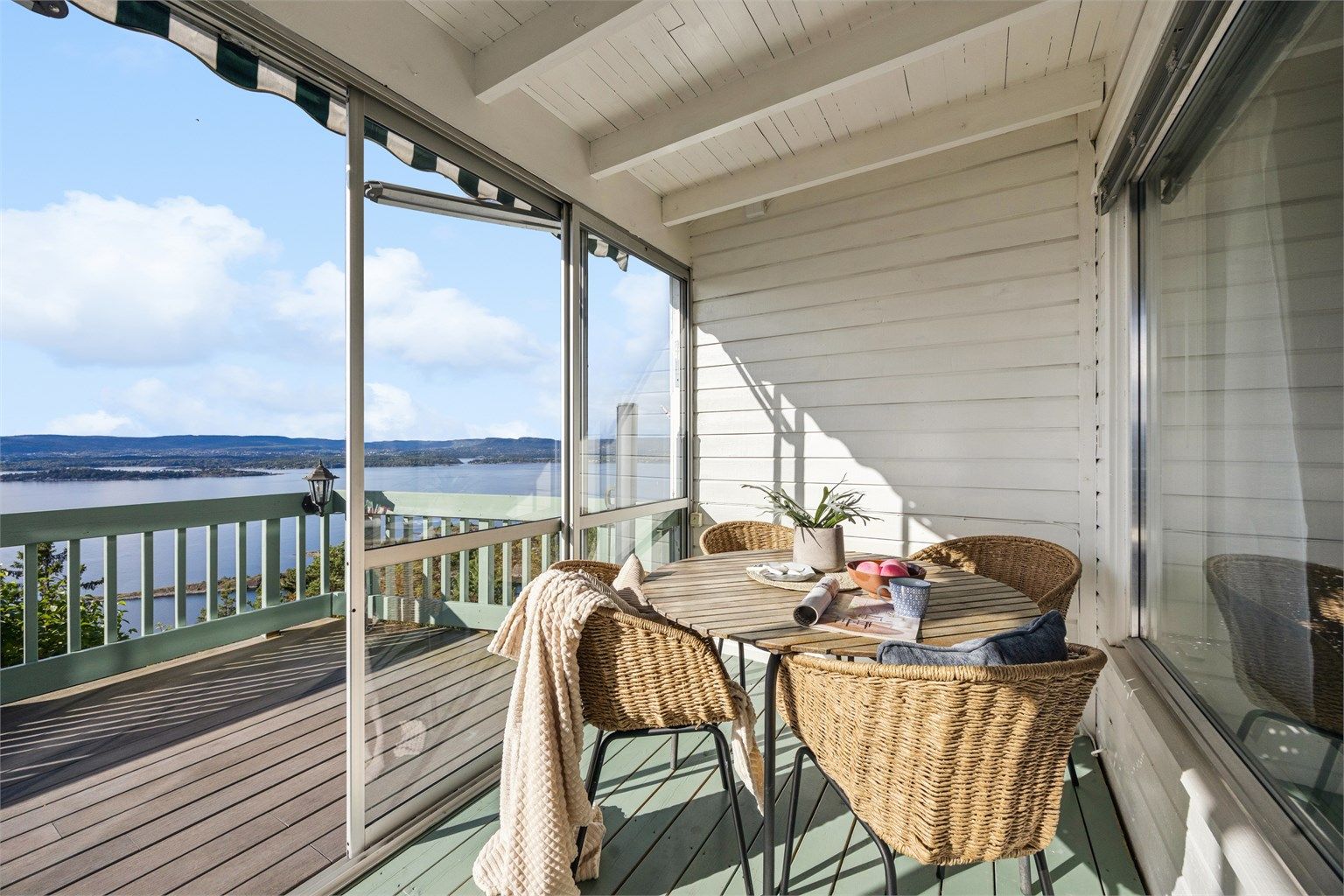 Fra stuen er det utgang til en innglasset terrasse med plass til både sofagruppe og et spisebord.