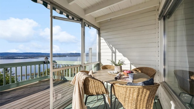 Fra stuen er det utgang til en innglasset terrasse med plass til både sofagruppe og et spisebord.
