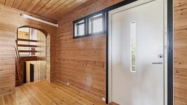 Entré med tregulv og panel på vegger og i himling.