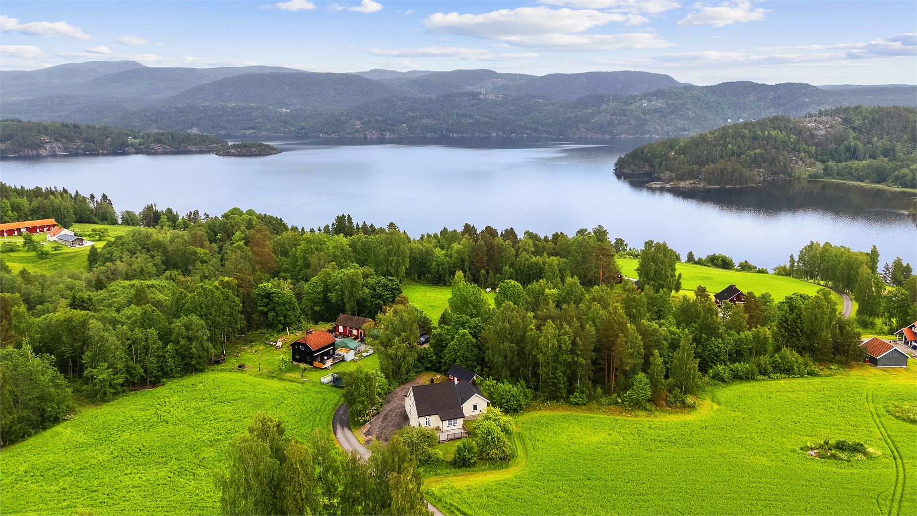 Meget kort vei til Norsjø fra eiendommen. Foto: A7 Media