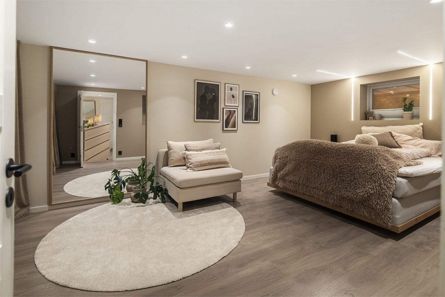 Stort hovedsoverom i boligens underetasje.