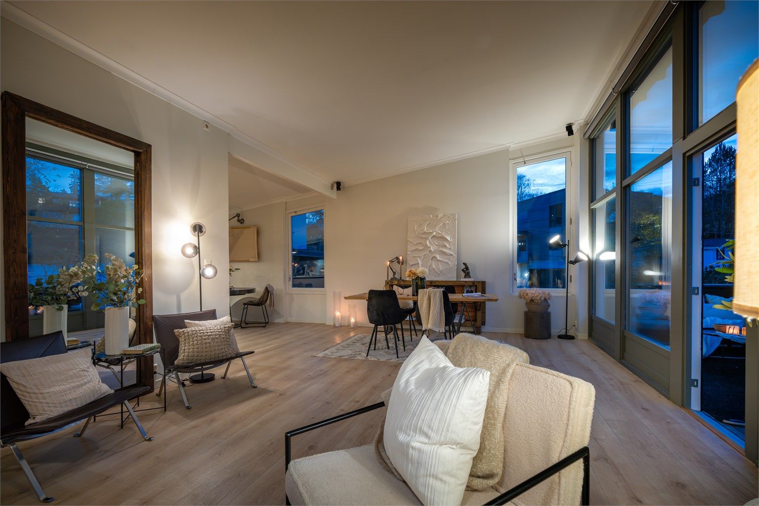 Huset ligger i et populært og svært barnevennlig boligområde med kort vei til skoler, barnehager, offentlig kommunikasjon, marka og det meste av daglige servicetilbud du måtte ha behov for.