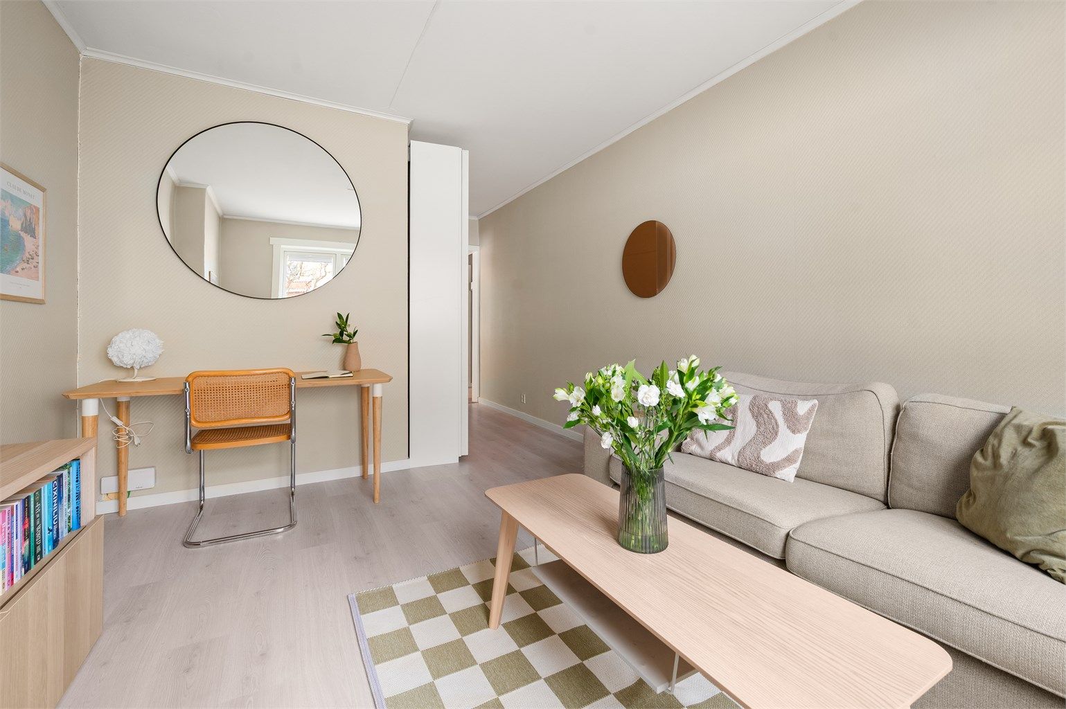 Dette er en lys og stilren hjørneleilighet med en arealeffektiv og smart planløsning. Et perfekt førstegangskjøp!