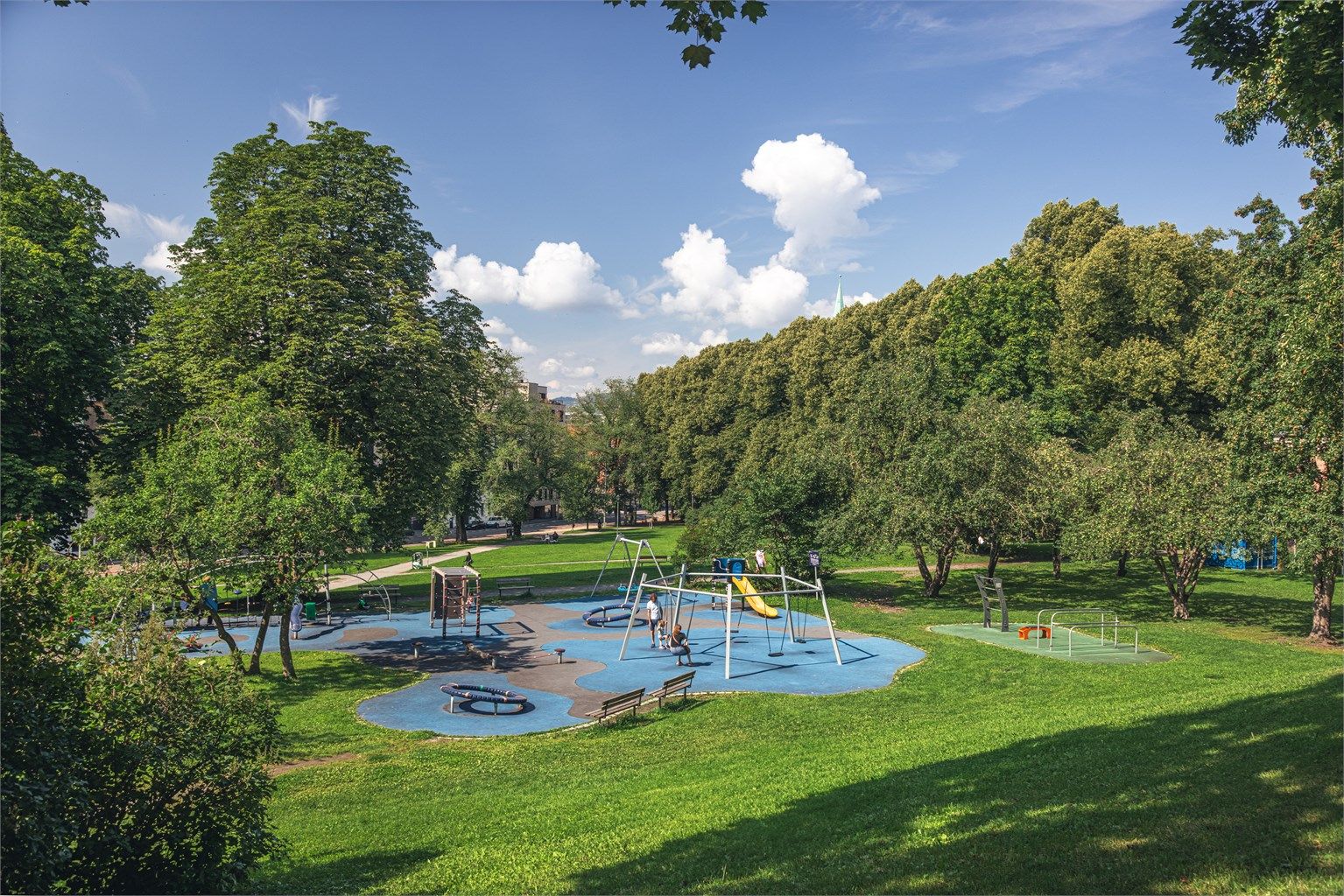 Området har flere grøntområder i nærheten, her sees Botsparken. 