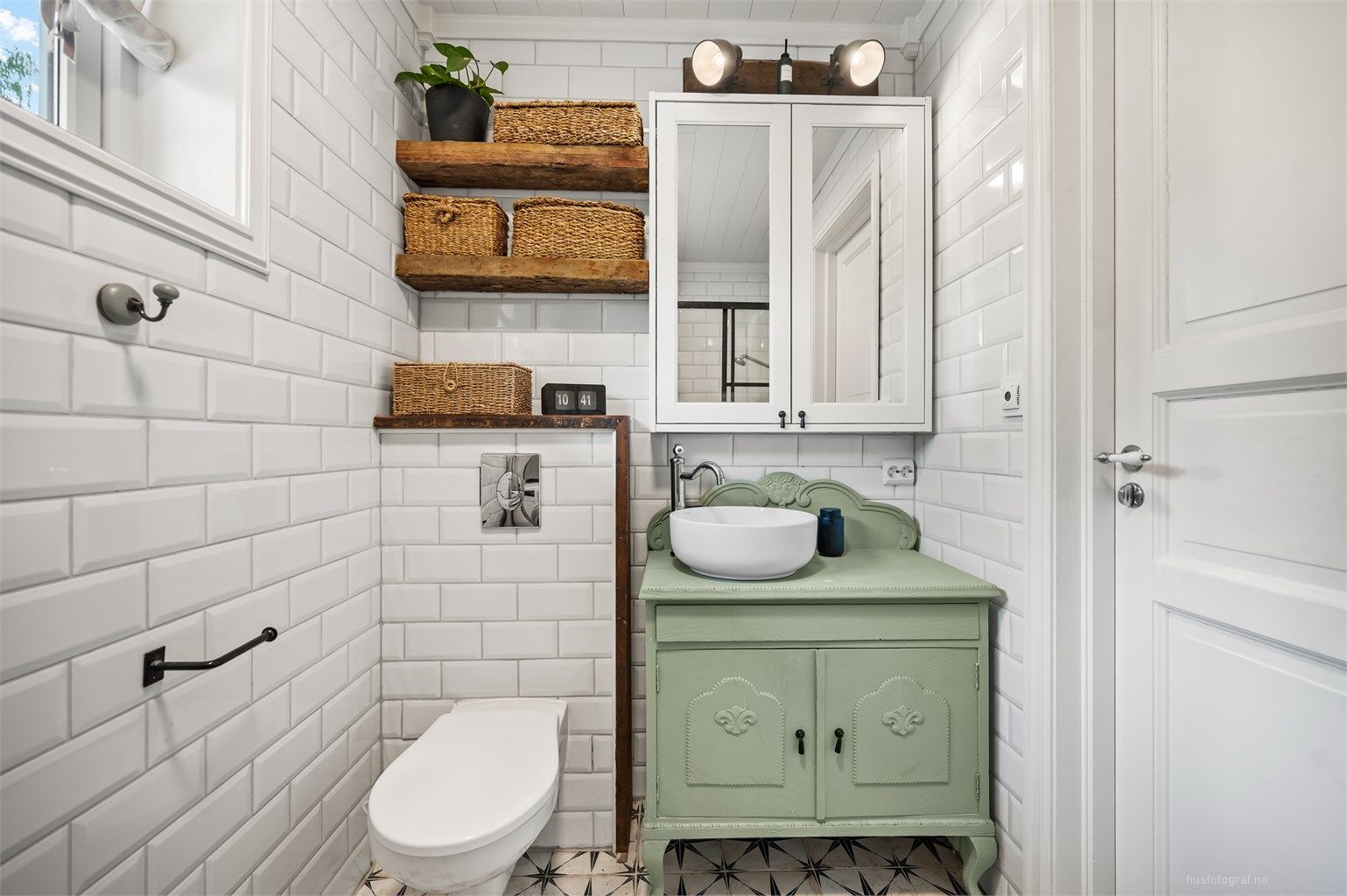 Flislagt bad fra år 2024 med gulvvarme. vegghengt toalett og opplegg for vaskemaskin