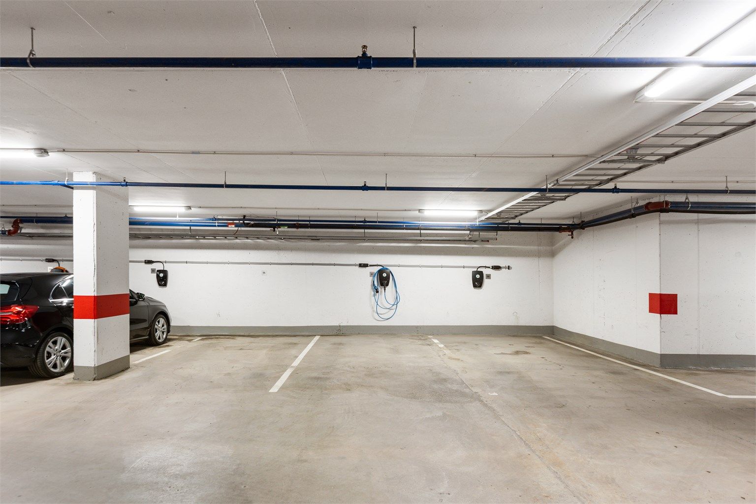 Det medfølger en fast garasjeplass(hjørneplass) i felles anlegg merket nr. 58, utstyrt med elbillader.