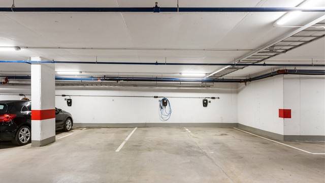 Det medfølger en fast garasjeplass(hjørneplass) i felles anlegg merket nr. 58, utstyrt med elbillader.