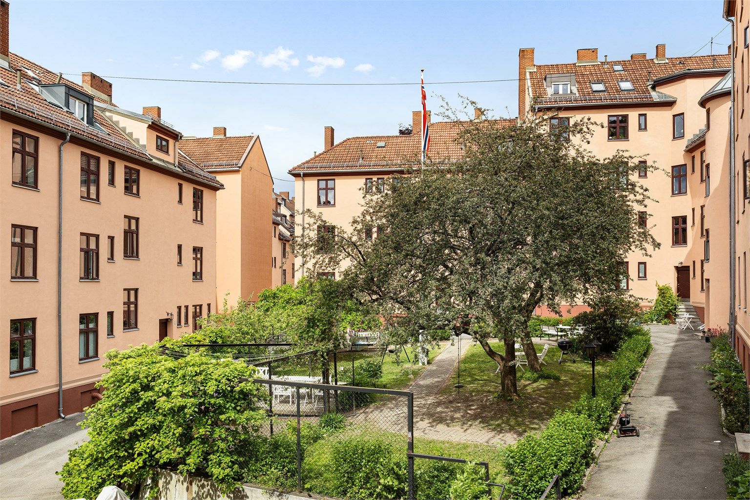 Boligen har tilgang til kanskje to av Oslos vakreste bakgårder. Dette er nedre gård.