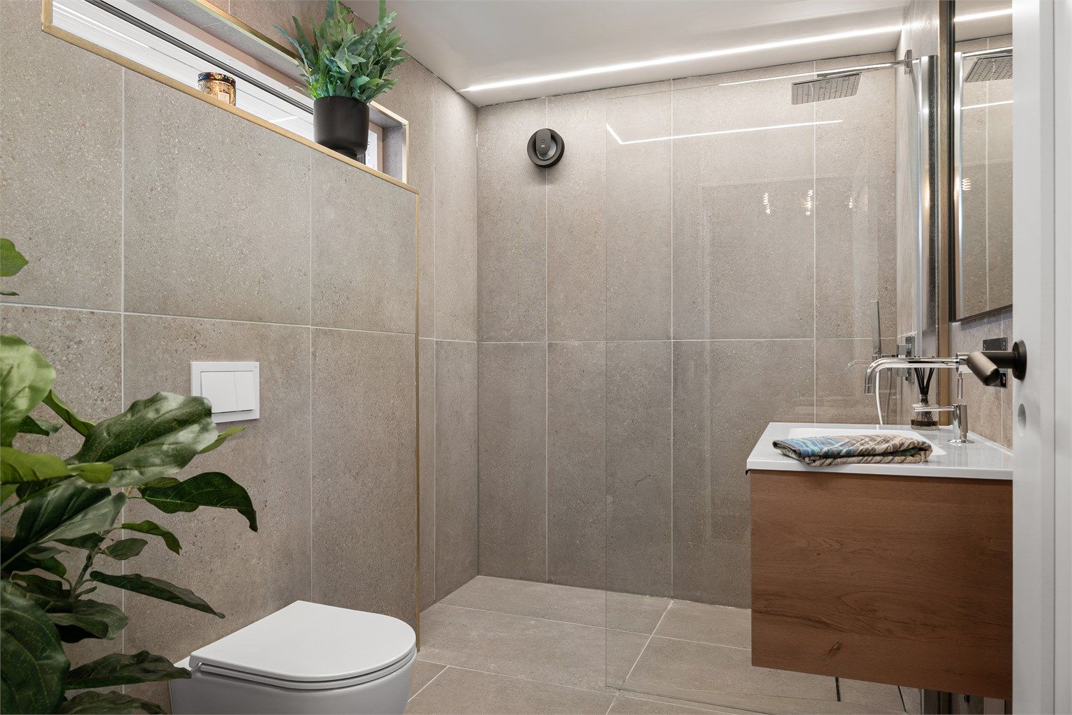 Bad oppusset av selger i 2026. Badet er lekkert innredet. Varmekabler i gulvet. 