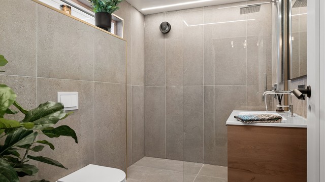 Bad oppusset av selger i 2026. Badet er lekkert innredet. Varmekabler i gulvet.