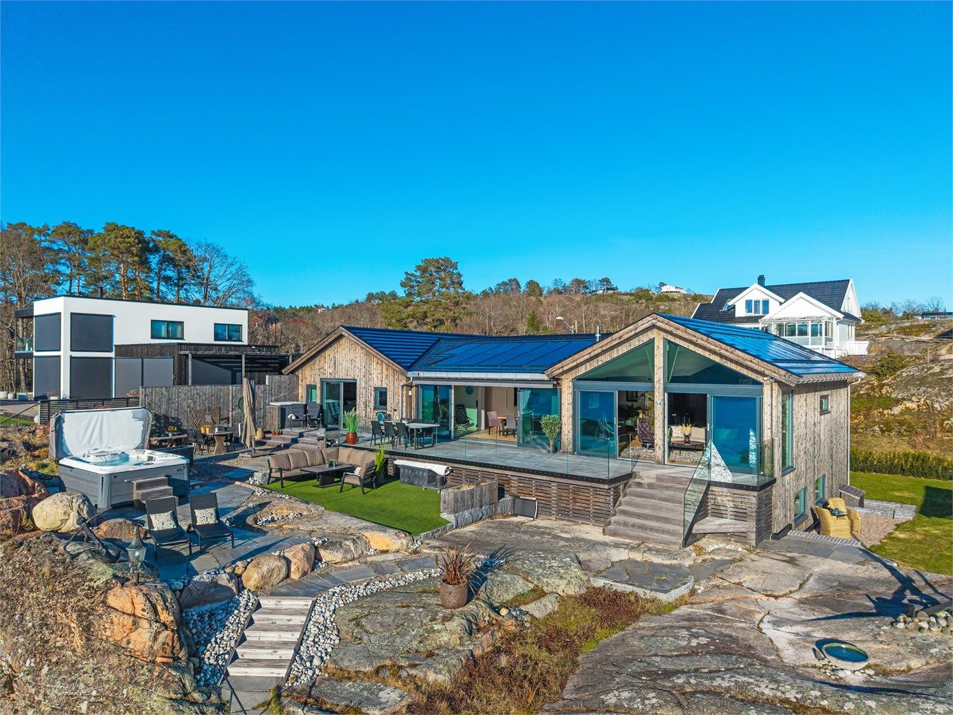 Her får man et sjeldent, naturskjønt boligområde som kombinerer landlig idyll med nærhet til sjøen og skjærgården.