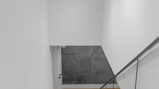 Trappene har lekre rekkverk i glass som gir et moderne uttrykk