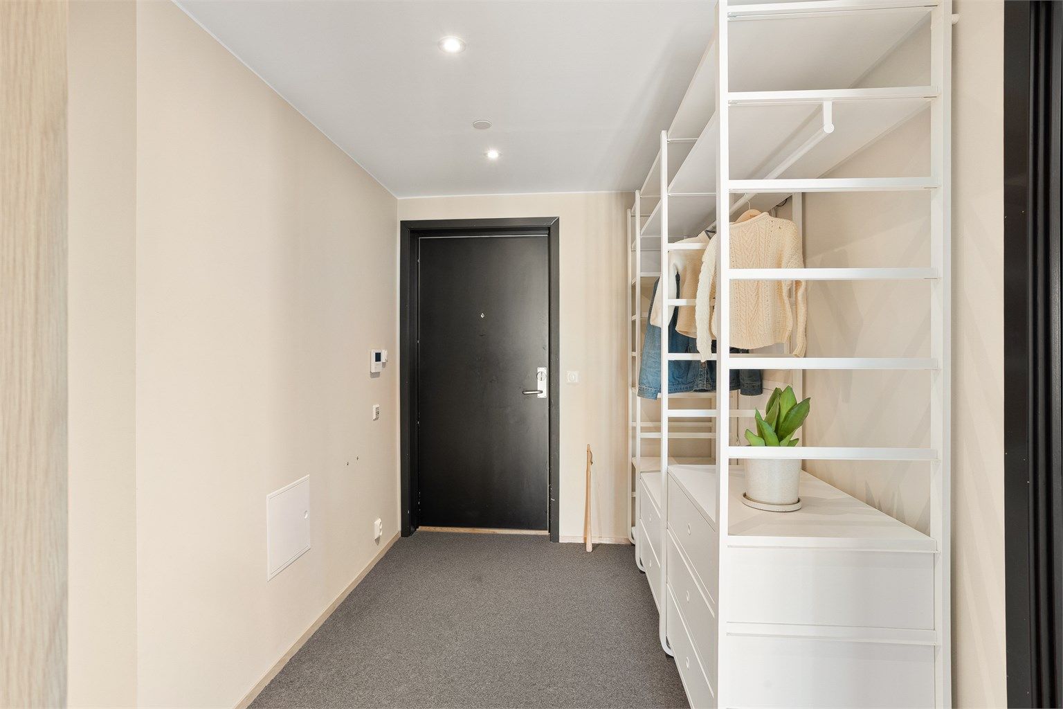 Det er gulvvarme i alle oppholdsrom og leiligheten har balansert ventilasjon som gir godt inneklima.