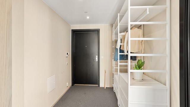 Det er gulvvarme i alle oppholdsrom og leiligheten har balansert ventilasjon som gir godt inneklima.