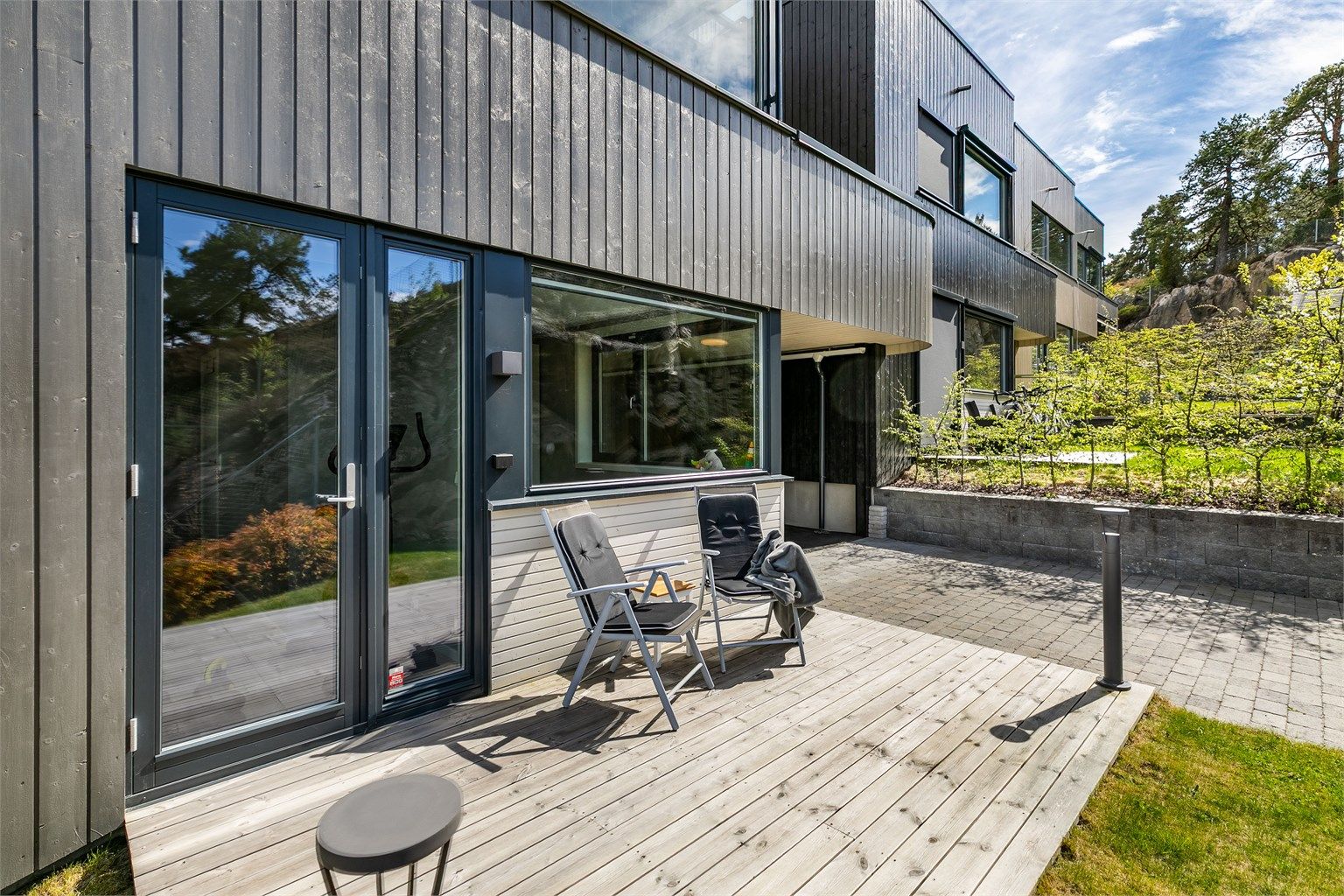På pattingen i hagen er det sommerstid sol fra utpå ettermiddagene.