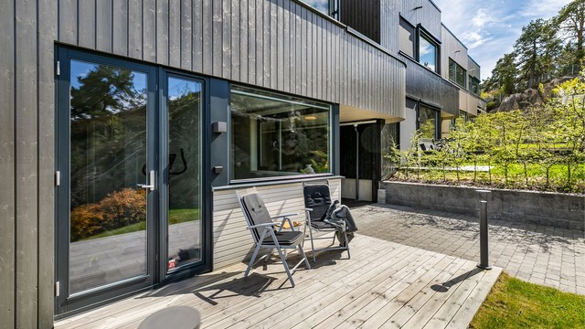 På pattingen i hagen er det sommerstid sol fra utpå ettermiddagene.
