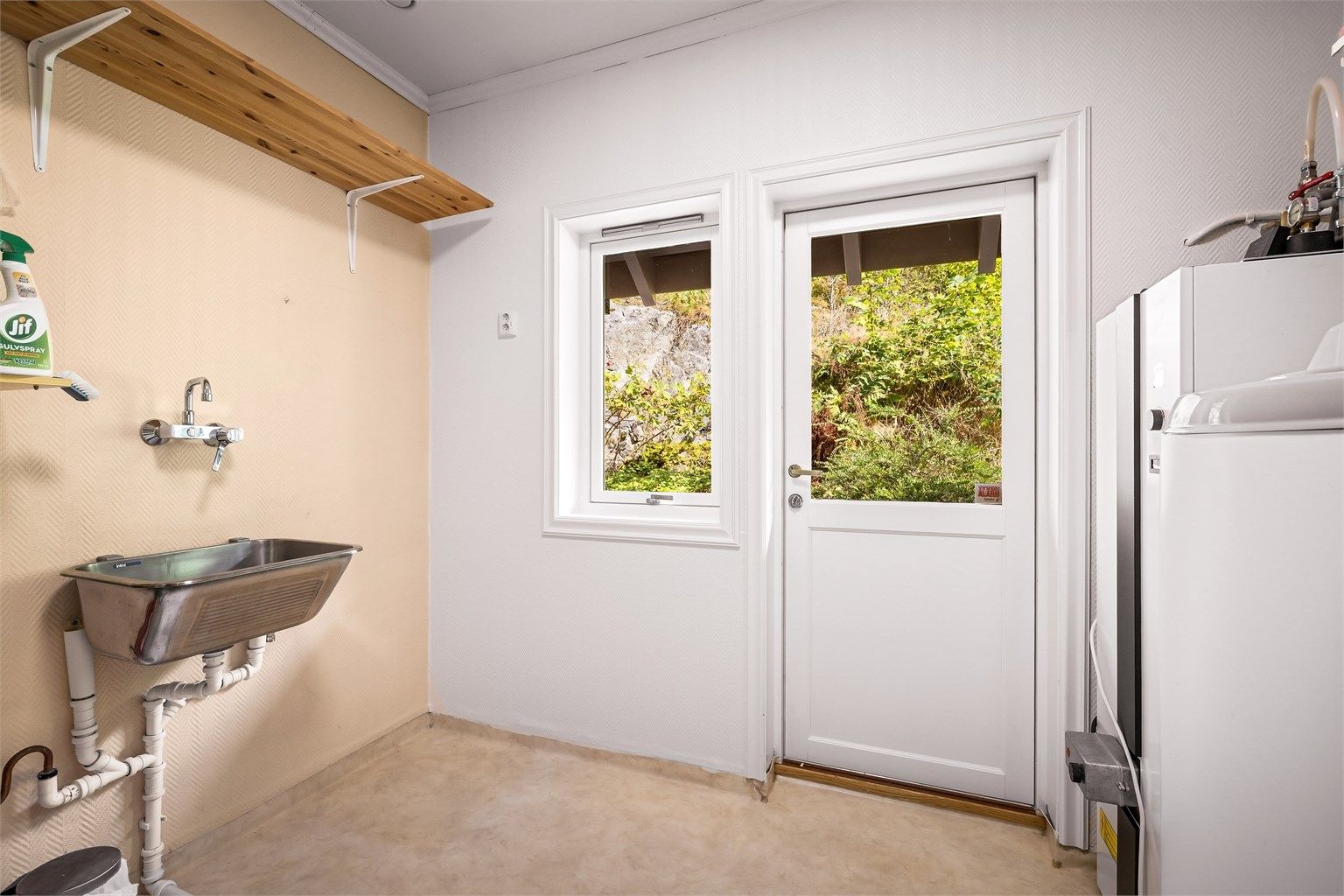 Vaskerom med bi-inngang fra baksiden av huset.