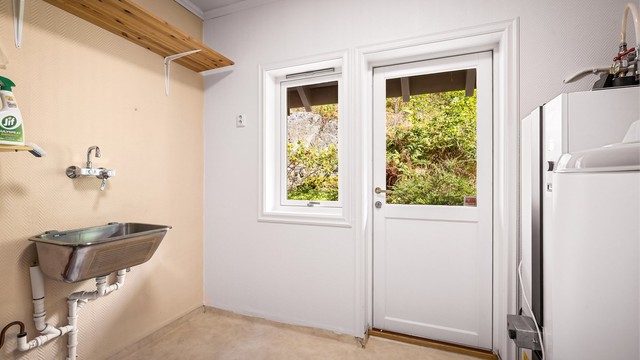 Vaskerom med bi-inngang fra baksiden av huset.